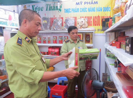 Kiểm tra, ký cam kết không bán hàng giả, hàng kém chất lượng 